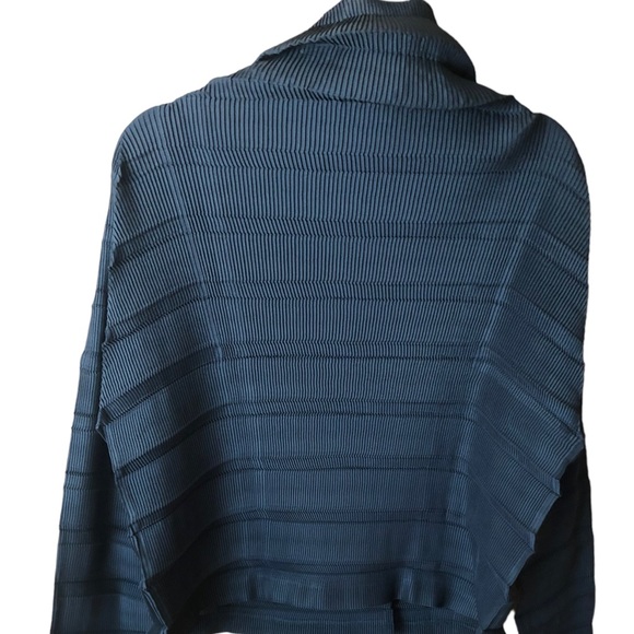 ISSEY MIYAKE FETE Turtleneck Long Sleeve Sweatshirt - Picture 6 of 6